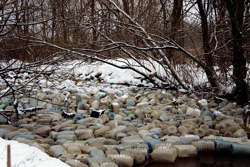 пробка из пластикового мусора в реке Битца